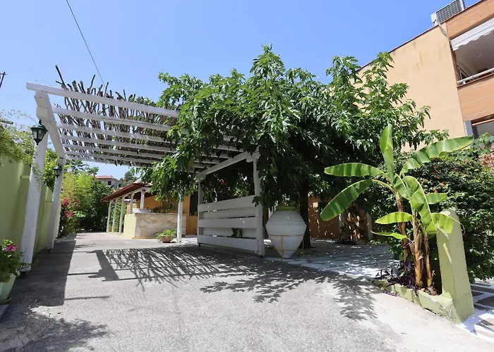 Madlen Nyaraló Néa Szkióni